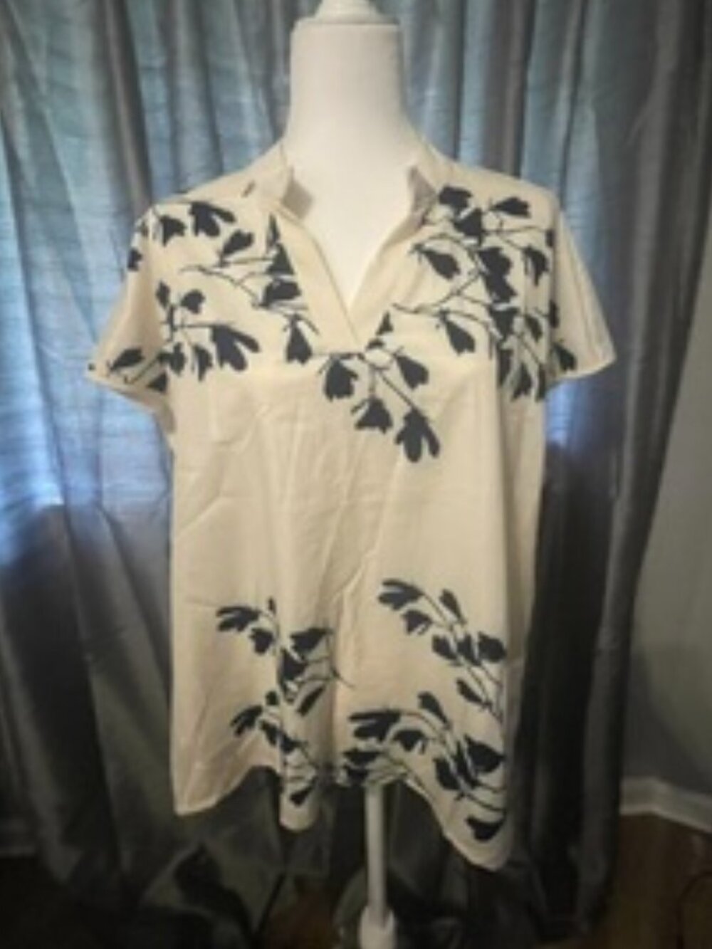 Great NWOT lightweight Shein Curve Cream and Navy Blue floral shirt in XL. (19)